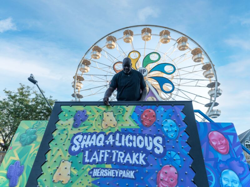 shaq playing a game at hersheypark