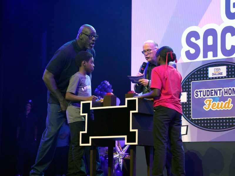 shaq playing trivia game with MHS students