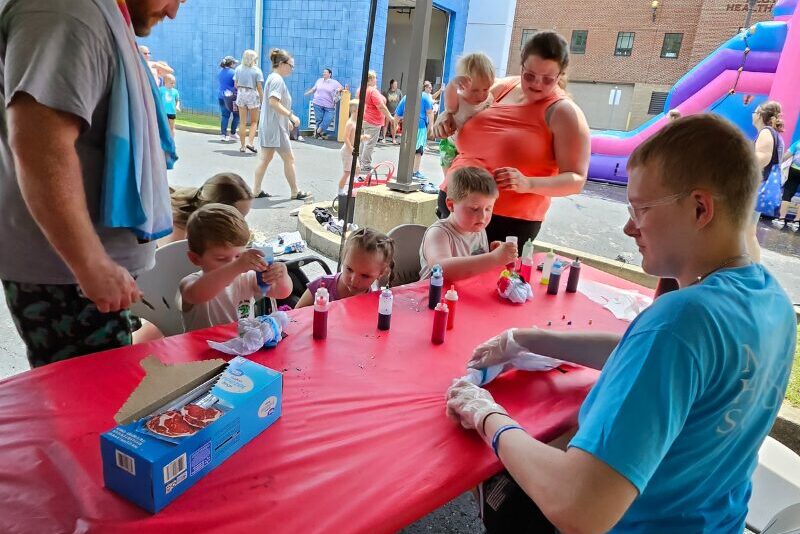 students volunteer at tie-dye
